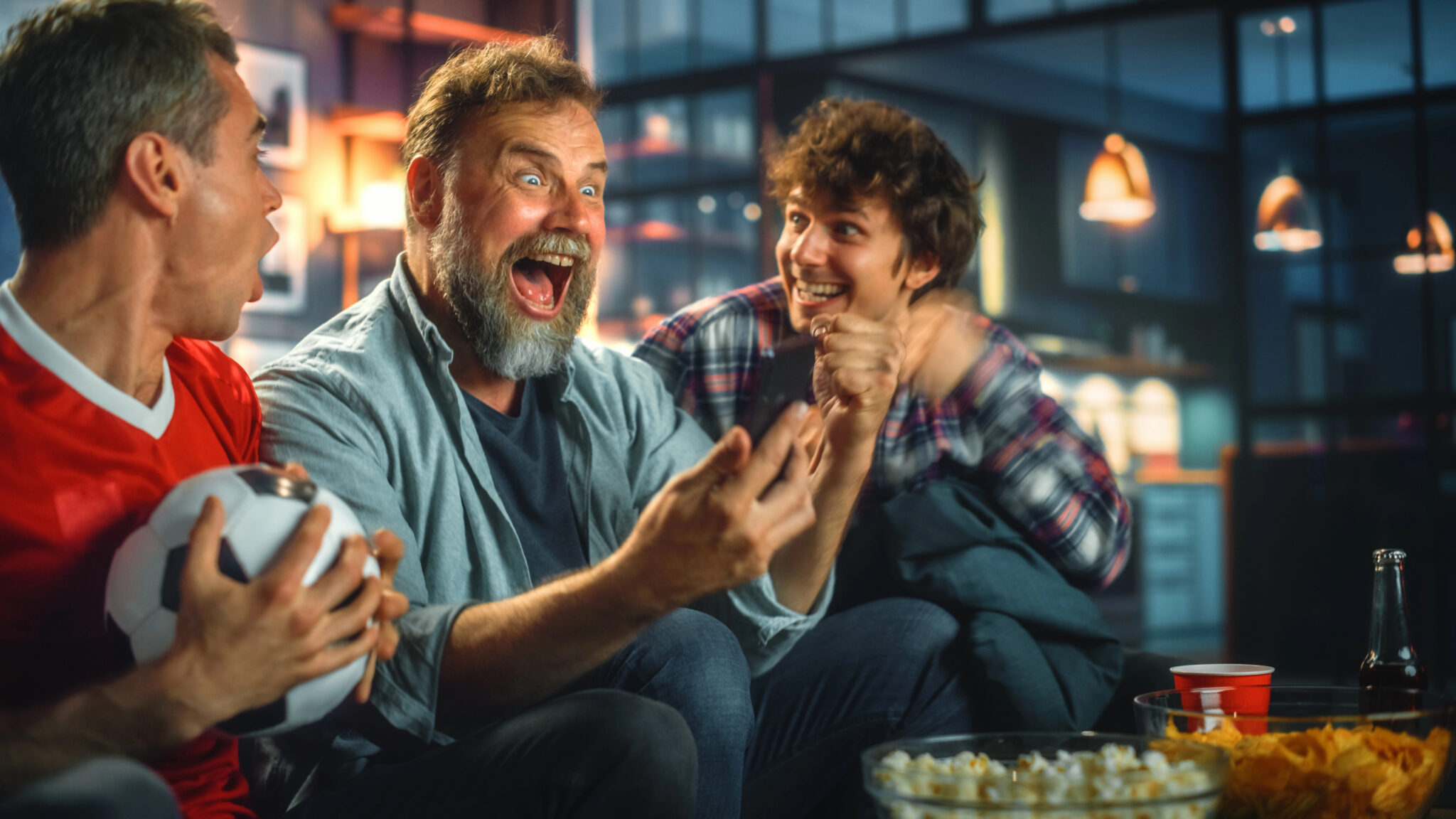 Sportfans erleben gemeinsam ein spannendes Spiel